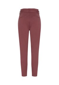 Bordeauxrode, op maat gemaakte broek met een gladde textuur, voorzien van een taille op middelhoogte, riemlussen en twee achterzakken. Het slanke ontwerp maakt de look compleet.