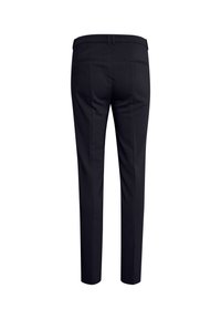 Pantalons noirs ajustés en tissu lisse. Caractéristiques : deux poches arrière et un pli sur chaque jambe.