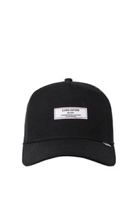 Schwarze Kappe mit strukturiertem Design, texturiertem Stoff und flacher Krempe. Auf der Vorderseite befindet sich ein weißes, rechteckiges Markenlabel.