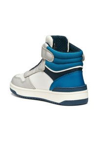 Zapatilla alta con cuero blanco y acentos en gris, azul marino y azul verdoso. Cinta de velcro, cuello acolchado y suela de goma texturizada en azul.