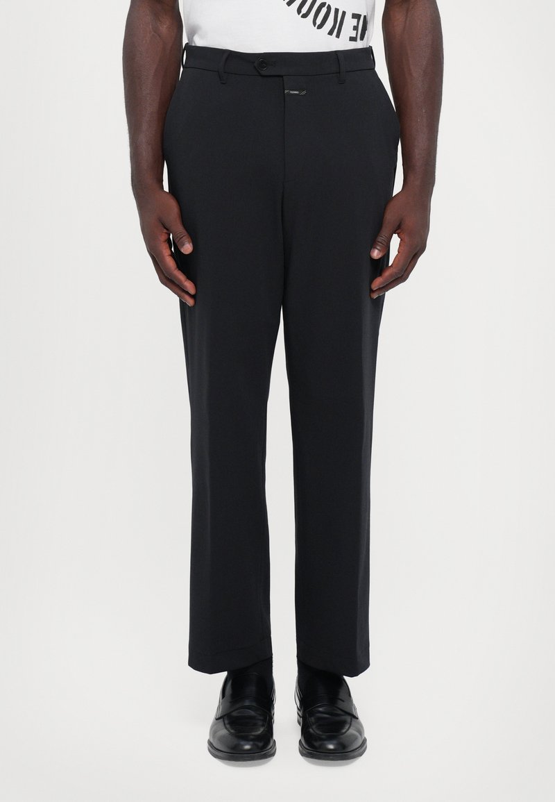 Pantaloni negri, croiți cu un design elegant, având pantaloni drepți, textură fină, bucle pentru curea și buzunare frontale.