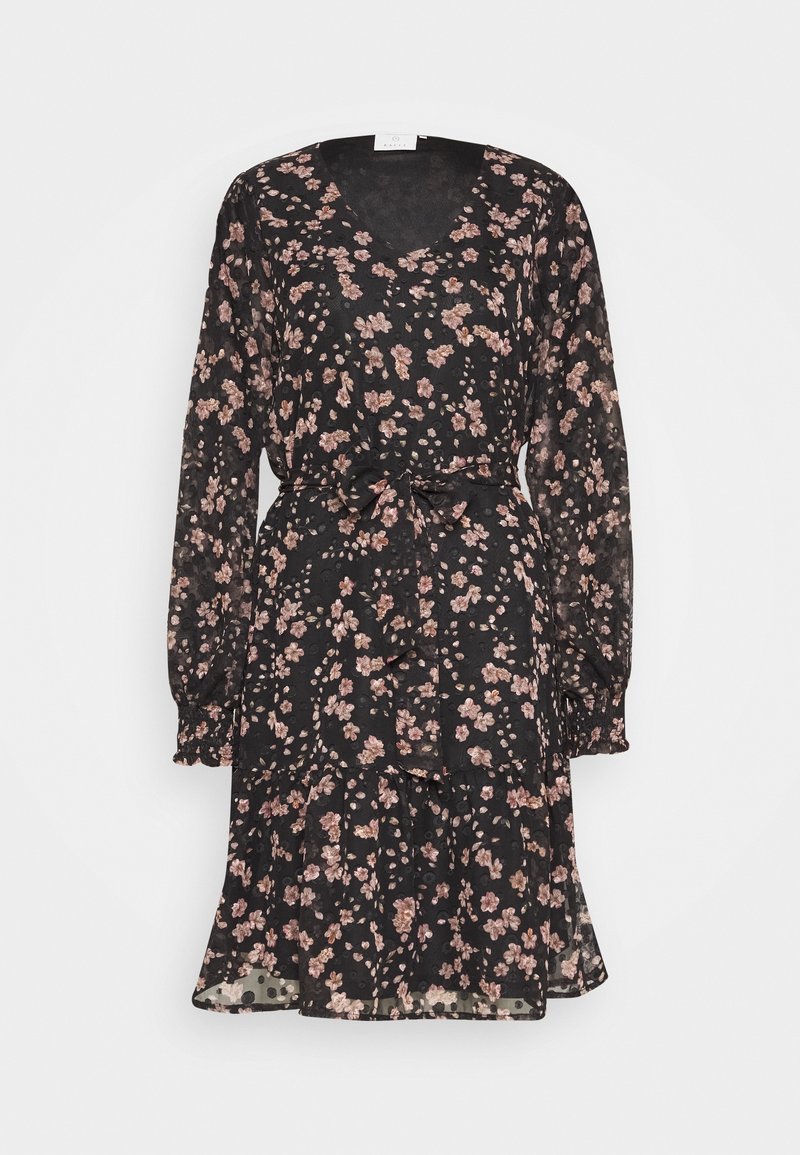 Schwarzes Blumenkleid mit langen durchsichtigen Ärmeln, V-Ausschnitt und Kordelzug in der Taille. Mit einer mehrlagigen Rüsche am Saum und einem pinken Blumenmuster über das gesamte Kleid.