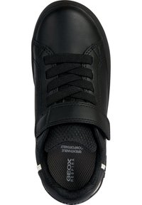 Svart sneaker med ett slätt läderövre, snörning och kardborreband, vadderad krage och textilfoder med struktur. Har Geox-logotyp.