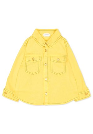 Camisa amarilla de manga larga con botones, cuello puntiagudo, dos bolsillos en el pecho con solapas de botón y detalles de costuras visibles.