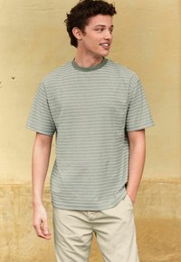 Next TEXTURED STRIPE - REGULAR FIT - Camiseta estampada - sage green