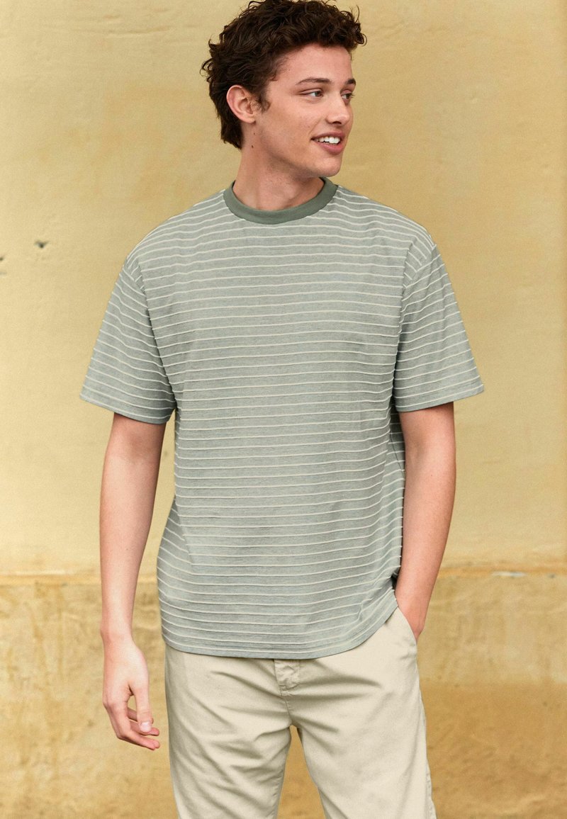 Next TEXTURED STRIPE - REGULAR FIT - Camiseta estampada - sage green