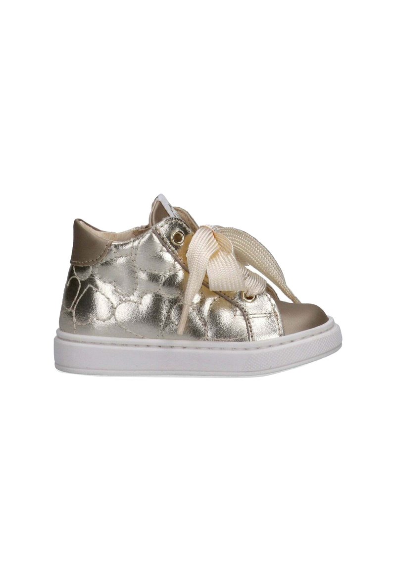 Sneaker alta metallic oro con finitura testurizzata, suola in gomma bianca e lacci in raso crema, dotata di occhielli dorati e punta rotonda.