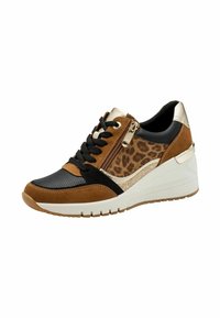 Sneaker marrone e nera con tacco a zeppa, caratterizzata da dettagli in stampa leopardata, elementi metallici e una cerniera laterale. Materiali testurizzati utilizzati.