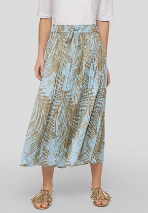 Plissierter Midirock mit beige-blauem abstraktem Muster, gebundene Taille, getragen mit einem weißen Oberteil und goldenen Quasten-Sandalen.