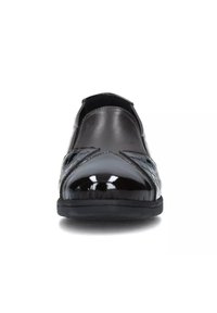 Scarpa slip-on in pelle nera con punta lucida, design intrecciato sulla parte superiore e suola in gomma. Texture liscia in tutto.