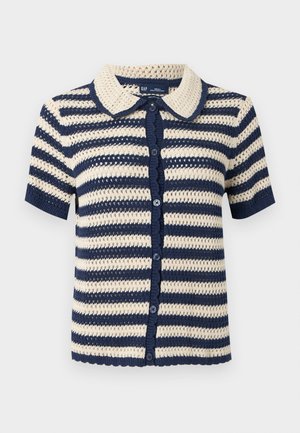Πλεκτή ζακέτα με κοντά μανίκια σε ναυτικό μπλε και εκρού χρώμα με οριζόντιες ρίγες, κουμπιά μπροστά και μυτερό γιακά.