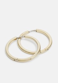 Goldene Metall-Hoops, kreisförmiges Design, glatte Oberfläche, hochglanzpoliert, mit einem klappbaren Verschluss für ein einfaches Anlegen.