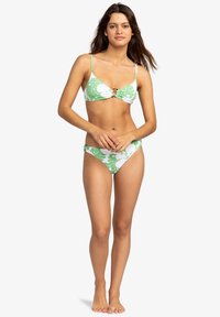 Groene en witte bloemenbikini met een driehoekig topje met een centrale twist en verstelbare banden, gecombineerd met bijpassende hipster onderbroekjes.