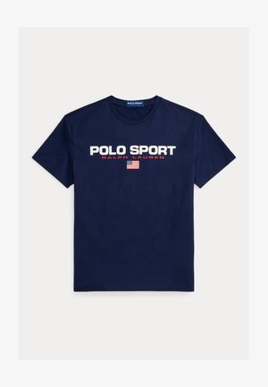 Tricou din bumbac bleumarin, cu textul „POLO SPORT” scris cu litere albe și roșii îndrăznețe, „RALPH LAUREN” și un grafic cu steagul american. Guler rotund, mâneci scurte.