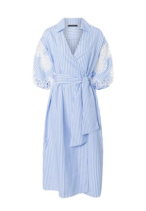 Blauw-witte jurk met verticale strepen, een kraag, pofmouwen van kant en een bijpassende ceintuur die in de taille is gestrikt.