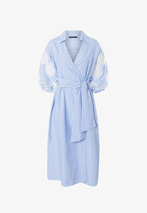 Blauw-witte jurk met verticale strepen, een kraag, pofmouwen van kant en een bijpassende ceintuur die in de taille is gestrikt.