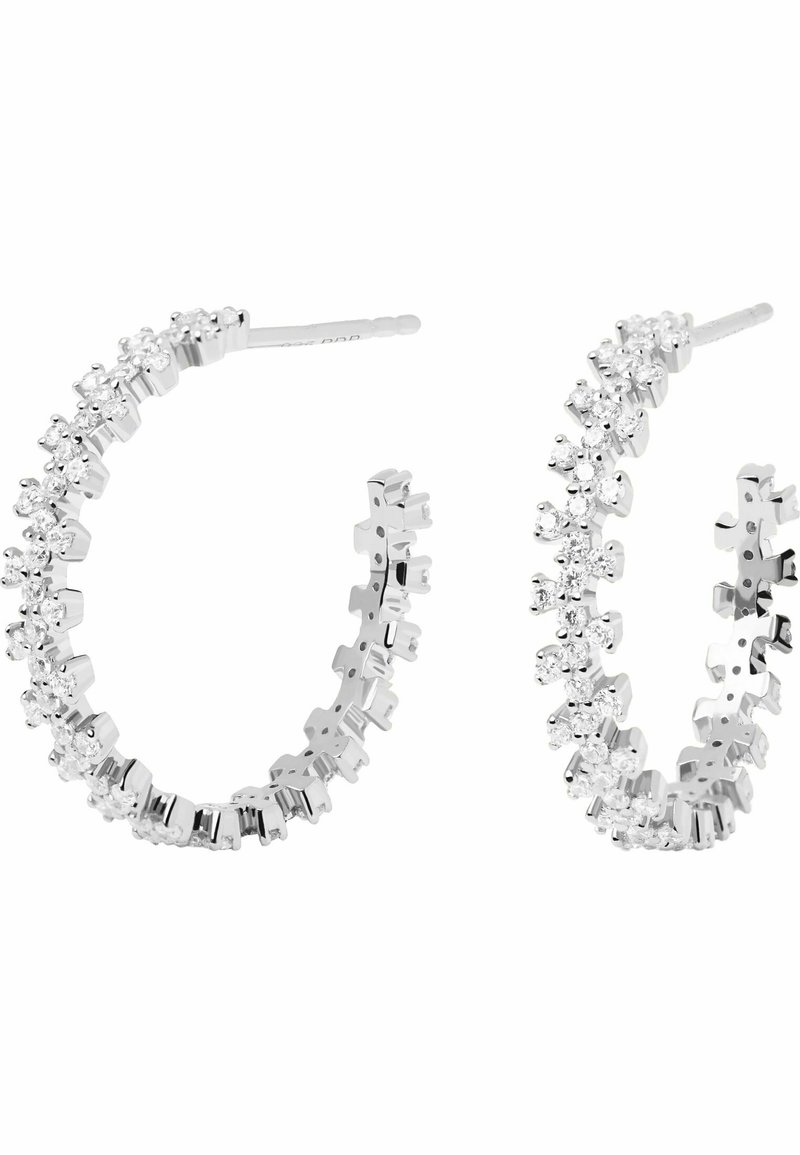 Orecchini a cerchio in argento con un design curvo. Decorati con piccoli cristalli trasparenti lungo il bordo anteriore, con una finitura metallica liscia.