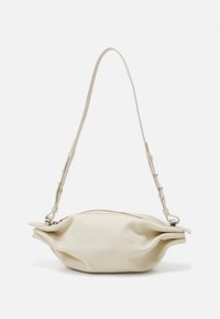 Béžová kožená kabelka s zakřiveným tvarem, tenkým nastavitelným popruhem a nařasenými detaily nahoře pro měkkou texturu.