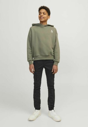 Olijfgroene hoodie met een wit logo, gecombineerd met zwarte cargobroek en witte sneakers, met een relaxte pasvorm en ribgebreide manchetten.