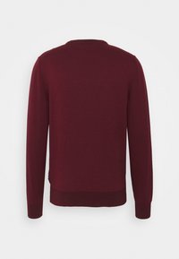 Pull bordeaux à manches longues avec col rond, fabriqué en tissu tricoté doux. Présente un design épuré avec des poignets et un ourlet côtelés.