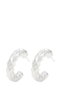 Sidabrinių kilpinių auskarų pora, su siuvinėta, paminkštinta tekstūra ir fiksavimo smeigtukais ant balto fono.