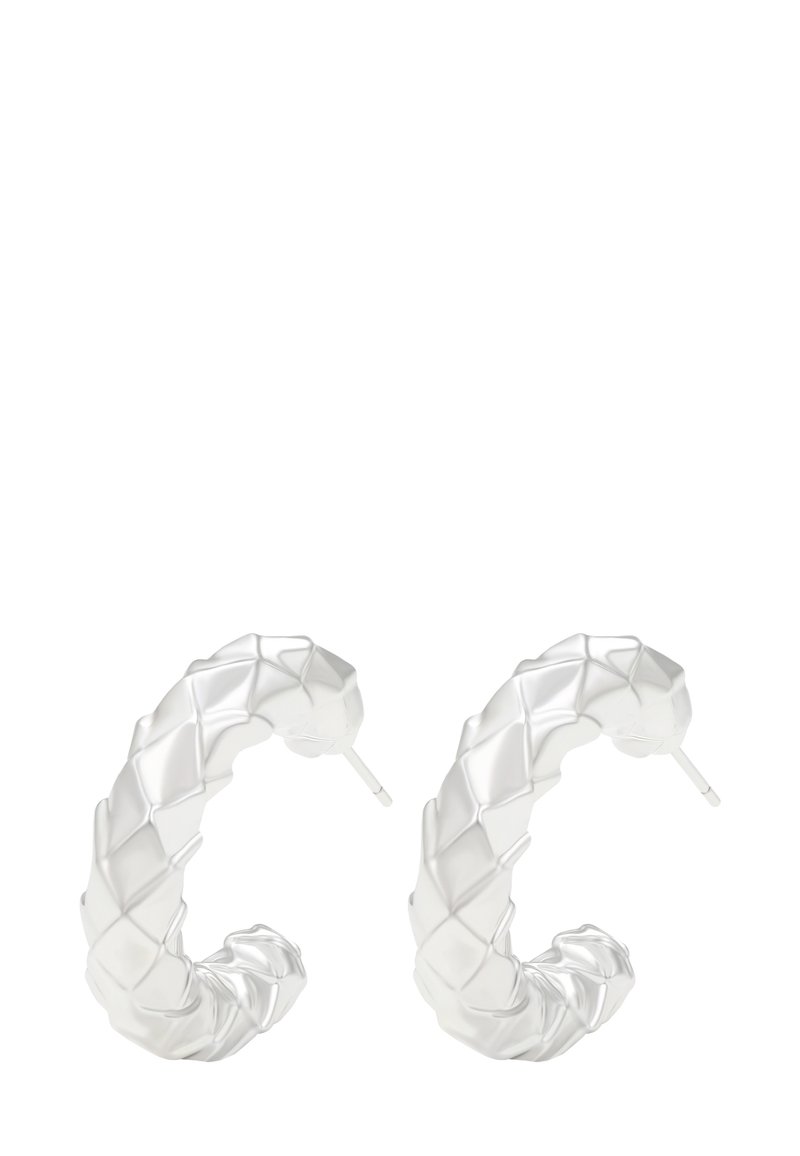 Sidabrinių kilpinių auskarų pora, su siuvinėta, paminkštinta tekstūra ir fiksavimo smeigtukais ant balto fono.