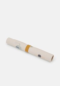 Papier enroulé présentant des illustrations colorées, maintenu ensemble par un élastique orange flexible. L'arrière-plan est crème avec des motifs ludiques.