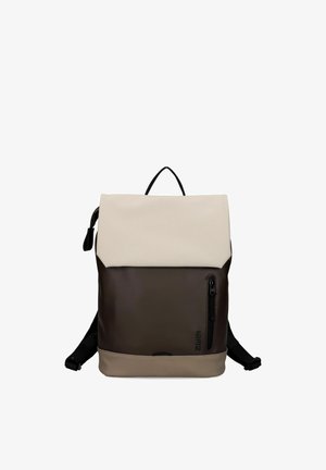 Zweifarbiger Rucksack mit beiger oberer Klappe, dunkelbraunem Hauptkörper, vorderer Reißverschlusstasche, schwarzem Griff und verstellbaren Schultergurten.