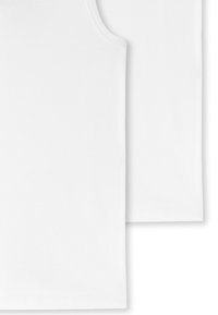 Des débardeurs en coton blanc au toucher lisse, avec un décolleté arrondi et sans motifs ni accents visibles. Deux articles exposés.