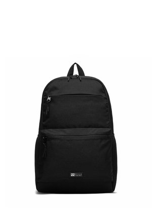 Zaino in tessuto nero con due tasche frontali con cerniera e maniglia superiore, con un patch con il logo del marchio sulla tasca frontale inferiore.