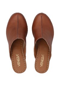Braune Leder-Slipper mit abgerundeter Spitze, genähten Details entlang der Kanten und einer glatten Textur auf der oberen Fläche.