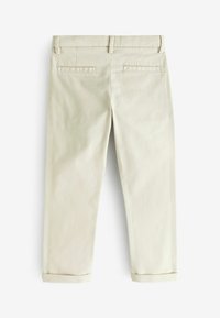Chinos de color beige claro con corte recto, con frente plano, dos bolsillos traseros y puños doblados para un aspecto limpio y a medida.