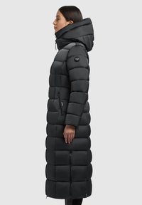 Sort polstret lang frakke med høj krave og hætte. Har lynlåslommer på siden og quiltet design med vandrette sektioner.