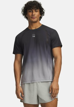 Schwarzes sportliches T-Shirt mit kurzem Ärmel, das ein dezentes Punktmuster und das Under Armour-Logo auf der Brust zeigt. Leichtes Material.