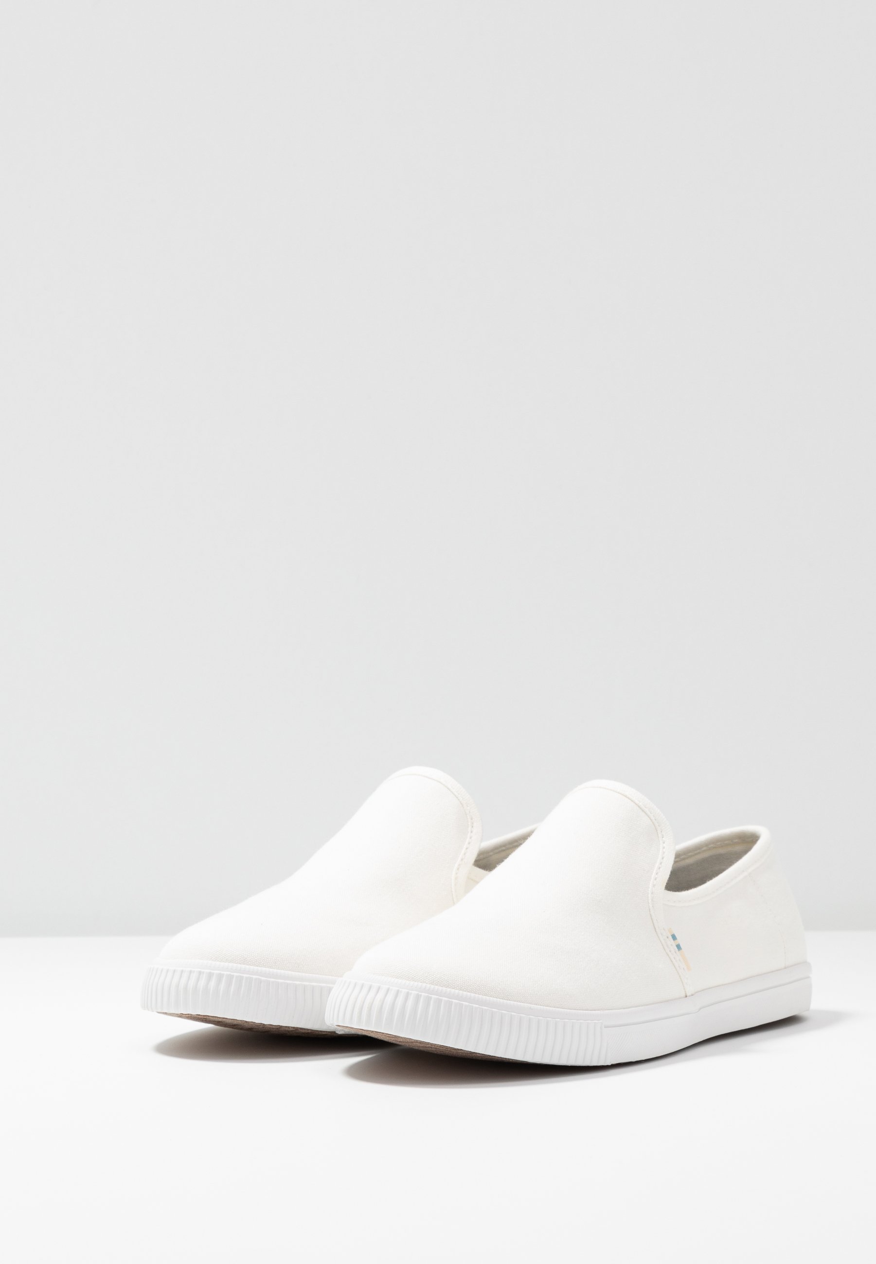 toms clemente slip on black