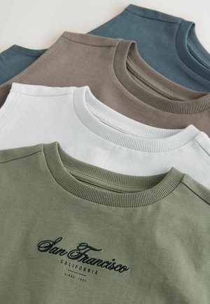 Quattro felpe girocollo piegate nei colori verde, bianco, marrone e blu, con la scritta "San Francisco California Since 1982" ricamata su quella verde.