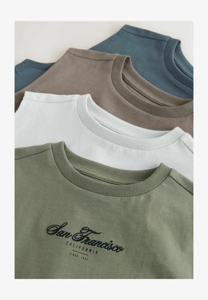 Négy összehajtott kereknyakú pulóver zöld, fehér, barna és kék színekben, a zöld pulóveren "San Francisco California Since 1982" hímzett felirattal.