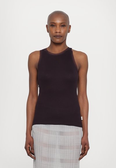 Zwarte geribde tanktop met een ronde halslijn en contrasterende donkerbruine afwerking, gemaakt van zachte stof. Gladde textuur en aansluitend ontwerp.