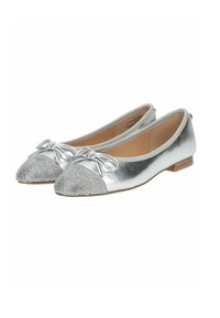 Ballerines argentées avec une finition métallique, dotées d'un embout orné de strass scintillants et d'un nœud décoratif à l'avant. Semelle plate.