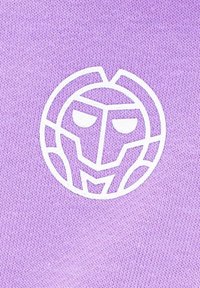 Sfondo in tessuto viola con un logo di maschera stilizzato bianco, caratterizzato da linee angolari e un contorno circolare. La texture sembra liscia.