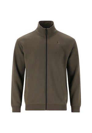Zip-up jakke i olivengrønt stof, med højt krave, forlommer og et lille logo på brystet. Glat, tekstureret overflade.