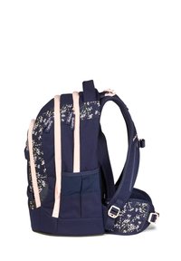 Zaino navy con motivo floreale, dettagli rosa, spallacci regolabili, tasca laterale e retro imbottito per il comfort. Tessuto resistente e testurizzato.