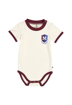 Kremfarvet babyheldragt med bordeaux kant, tryklåse i bunden og på skulderen samt et skjoldemblem med "M" på brystet.
