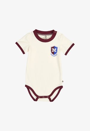 Kremowy śpioszek dla niemowląt z bordowym wykończeniem, zapięciami na zatrzask na dole i ramieniu oraz tarczowym emblematem z literą "M" na piersi.