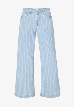 Jeans bleu clair à jambes larges avec des rayures blanches verticales, bouton à l'avant, fermeture éclair, passants pour ceinture, ainsi que des poches avant et arrière.