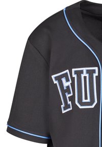 Juodas sportinis marškinėliai su mėlynu apdailos kraštu, su iškilmingu "FU" logotipu, siuvinėtu priekyje balta ir šviesiai mėlyna spalvomis.