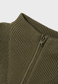 Olivgrüner, gerippter Strickpullover mit hohem Kragen und einem Reißverschluss, ausgestattet mit strukturiertem Material und einem glatten, polierten Zipper.