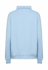 Hellblauer Langarm-Pullover mit gerippten Bündchen und Bund, von hinten auf weißem Hintergrund dargestellt.