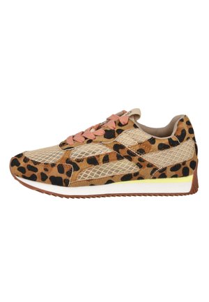 Zapatilla baja con malla beige y paneles con estampado de leopardo marrón, cordones rosas y suela blanca con una franja amarilla y dibujo de la suela marrón.