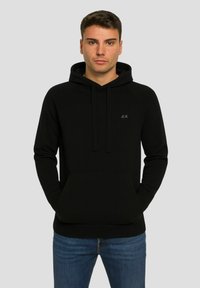 Felpa nera con cappuccio, tasca a marsupio, polsini e orlo a costine. Presenta un piccolo logo discreto sul petto, realizzata in un morbido mix di cotone.